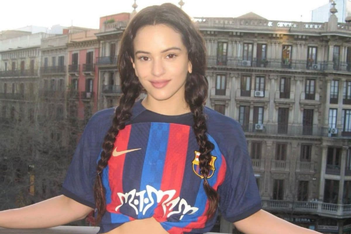 Rosalía posa con jersey del FC Barcelona