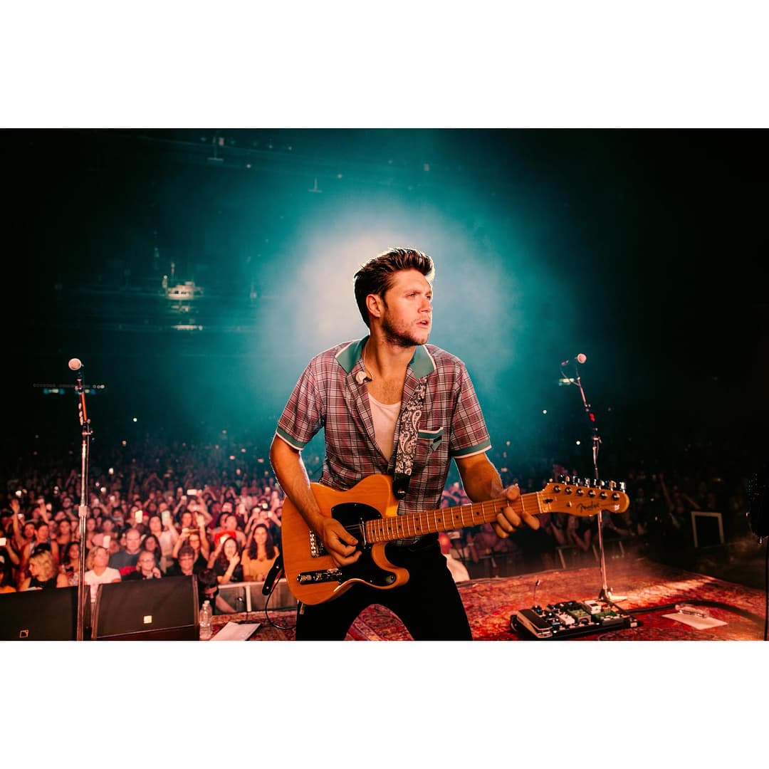 A veces utiliza una Fender Telecaster para obtener otro tipo de sonidos.