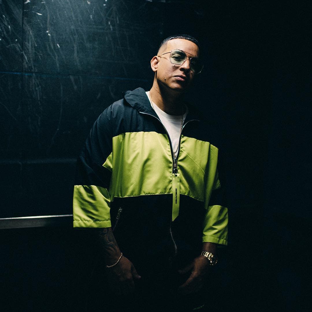 Es fácil confundir al "Rey del Reggaetón" con su doble.