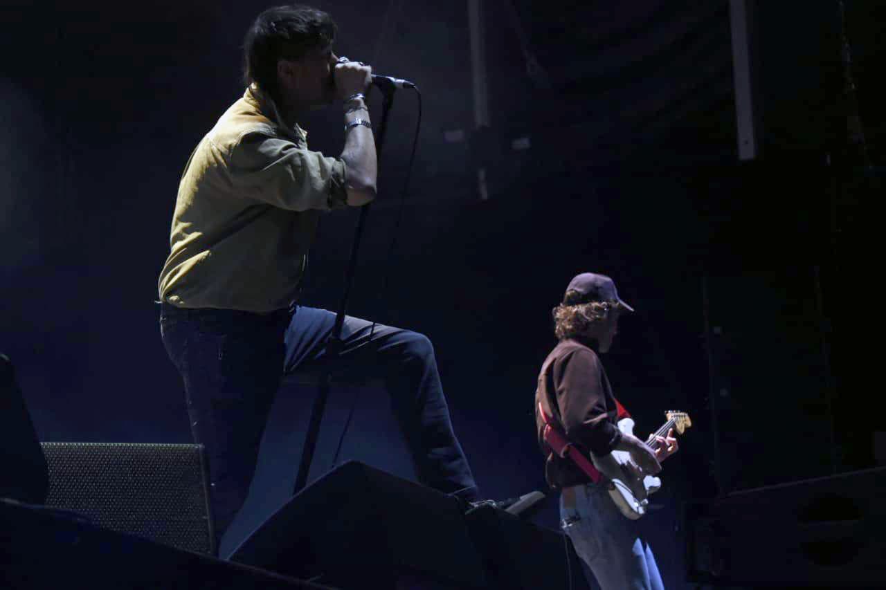 Aunque cortaron su presentación unos 15 minutos antes de la hora en que iba a terminar, la banda prendió a su público tocando varios de sus clásicos.