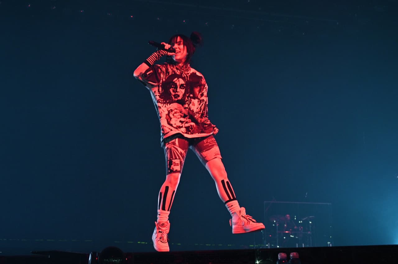 Billie Eilish estrenó TV", su nueva canción, durante un concierto en Manchester.