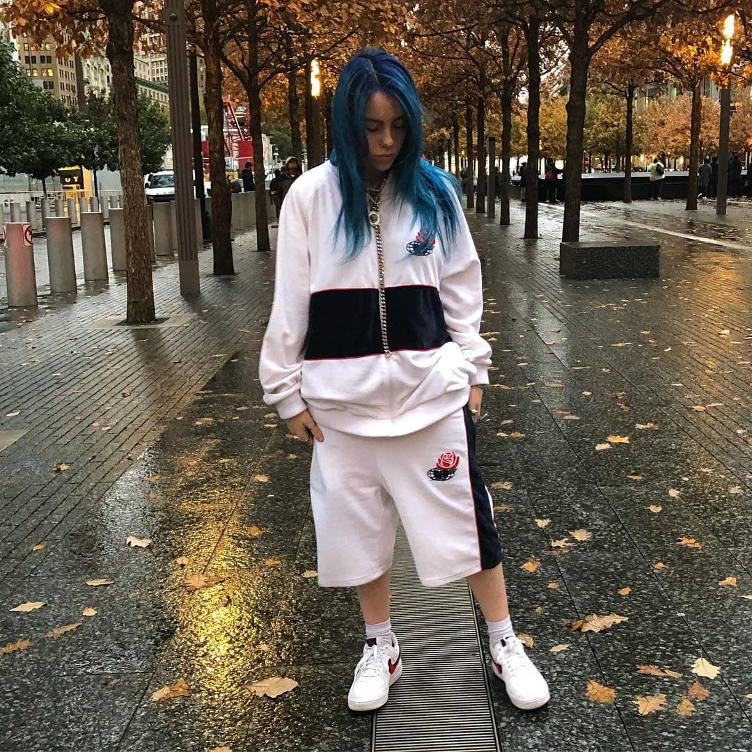 Para cuando su carrera comenzaba a despegar, la cantante transformó su cabello y lo cambió hacia los tonos azules. Aunque por un tiempo lo llevó más oscuro, eventualmente comenzó a jugar mucho con los mentas y los aquas.