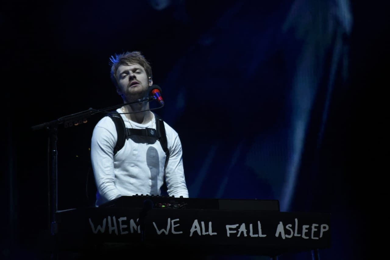 En el escenario, Finneas O'Connell, hermano de Billie, la acompañó alternando entre guitarra y teclado.