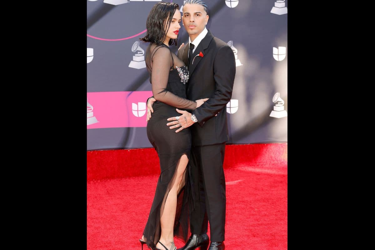 Rauw Alejandro y Rosalía posan en la alfombra roja