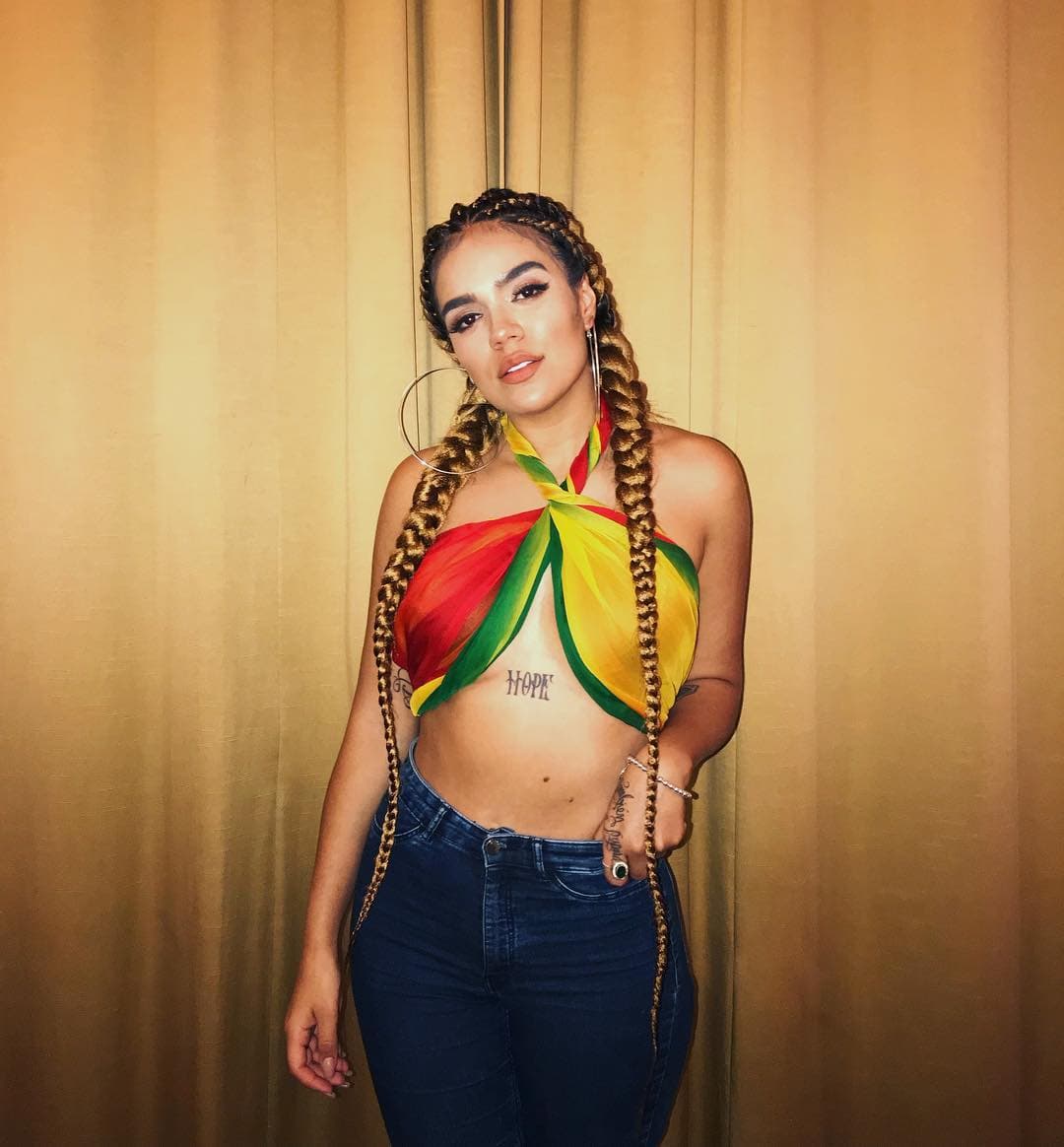 A inicios del 2019, lanzó “Secreto” con Anuel AA, canción que los llevó a ambos a convertirse en una de las parejas favoritas del reggaetón. “Mi Cama” y unos sencillos después, estrenó la famosísima “Tusa” con Nicki Minaj, que se hizo un himno para una gran cantidad de personas.