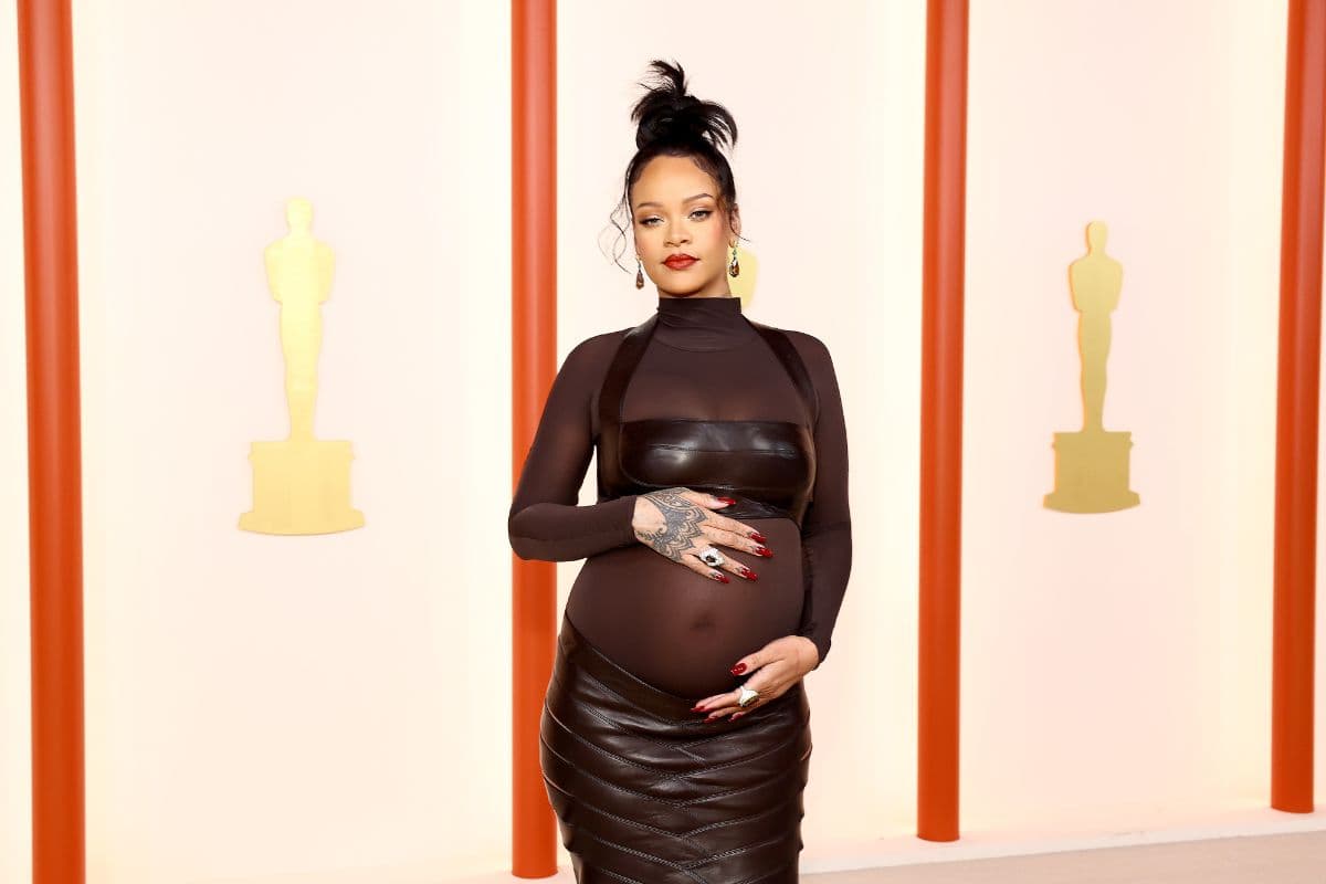 Rihanna presume embarazo en los Oscar 2023