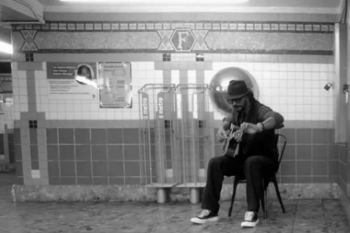 Arjona se lanzó a cantar sus temas en el metro de NY