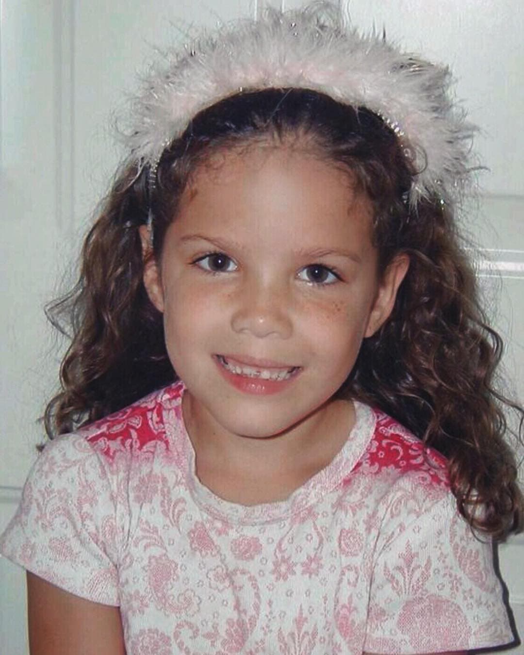 Desde muy pequeña, Ashley mostró interés por la música, por lo que sus padres decidieron apoyarla para que aprendiera a tocar algún instrumento.