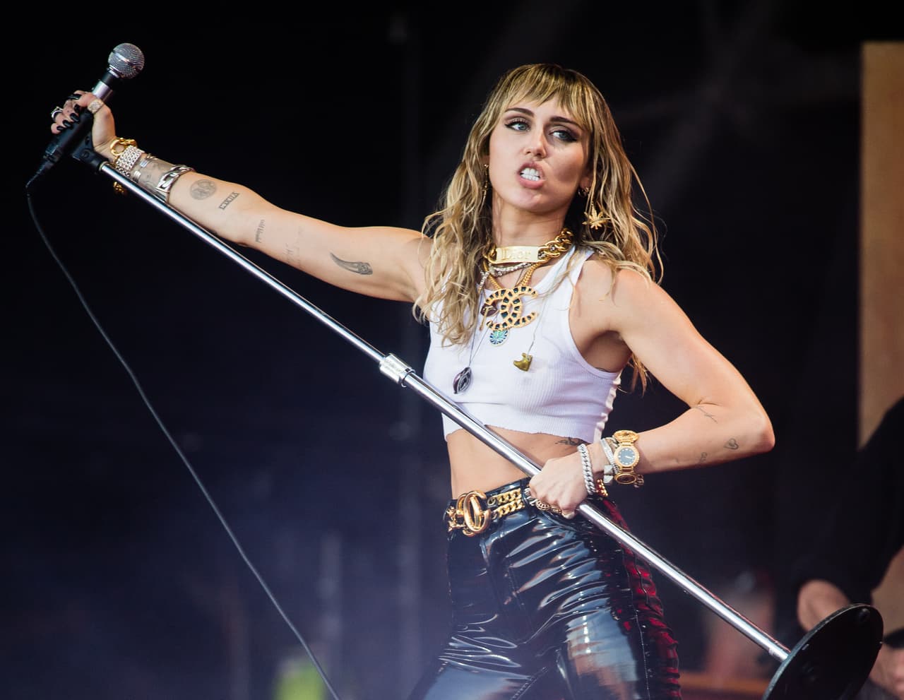 GLASTONBURY, ENGLAND - JUNE 30: Miley Cyrus performs on the Pyramid Stage during day five of Glastonbury Festival at Worthy Farm, Pilton on June 30, 2019 in Glastonbury, England. (Photo by Samir Hussein/WireImage)
