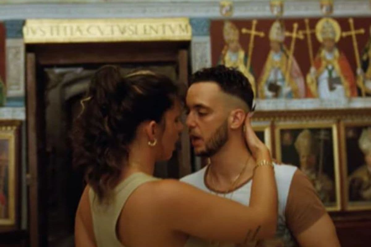 C. Tangana y Nathy Peluso protagonizan el video de "Ateo", grabado en la Catedral de Toledo, España