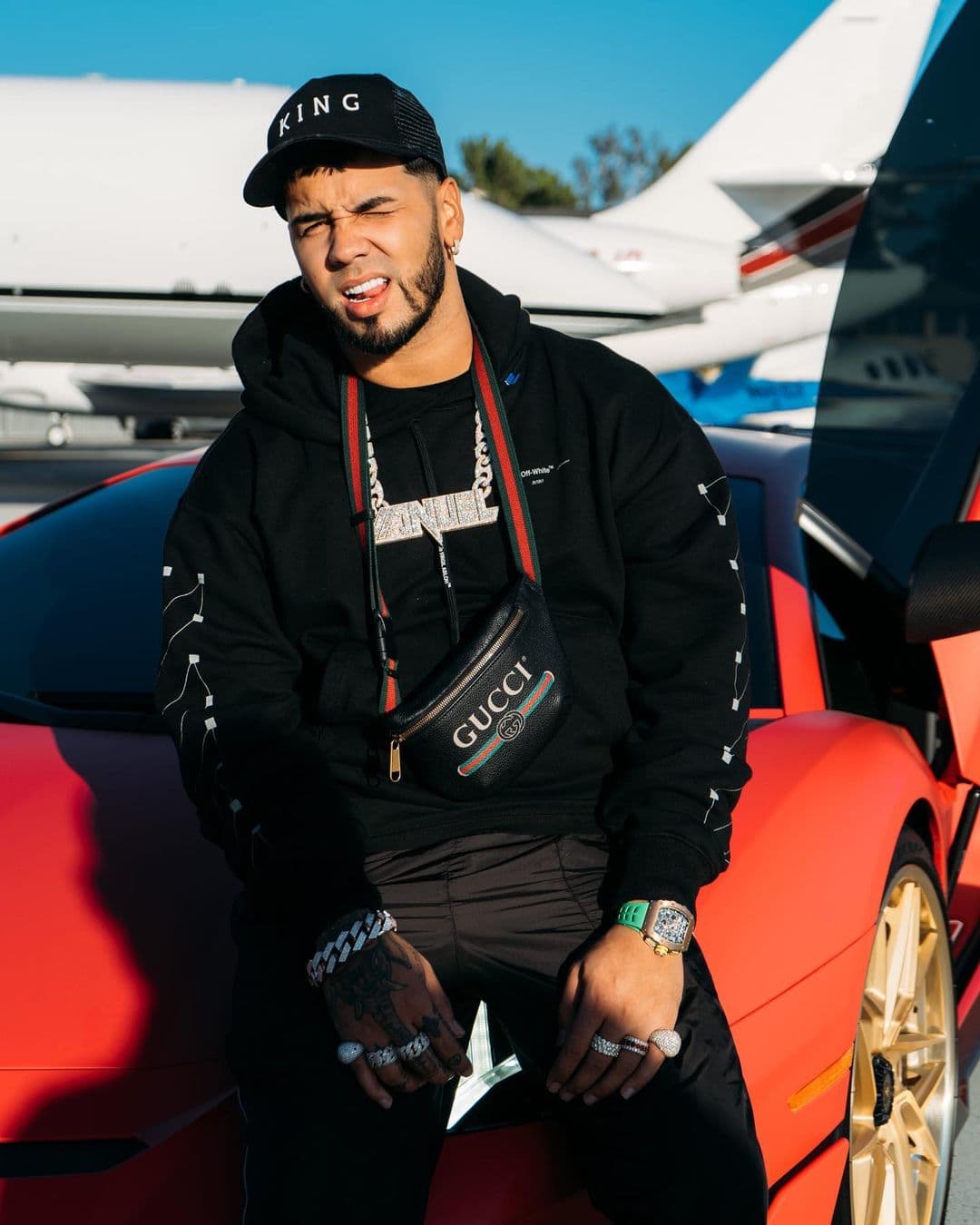 Emmanuel Gazme Santiago nació el 27 de noviembre de 1992 en Carolina, Puerto Rico. Actualmente es conocido como Anuel AA y es uno de los reggaetoneros más famosos del momento.
