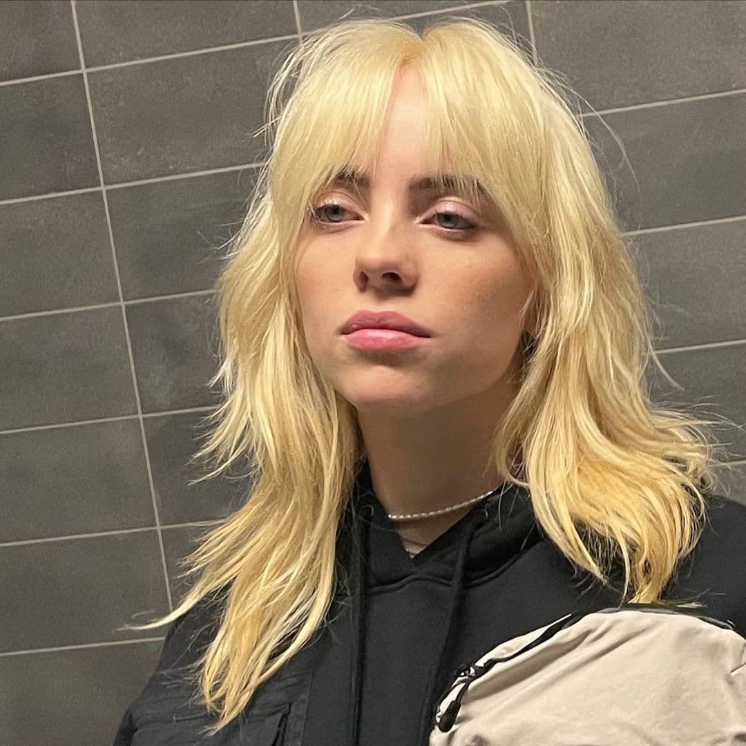 Billie Eilish enloqueció al mundo cuando dejó atrás el color de cabello que le habíamos visto por años y se convirtió en rubia. Las dos fotos que publicó con este look se convirtieron de inmediato en las imágenes que más rápido han conseguido un millón de likes en Instagram.
