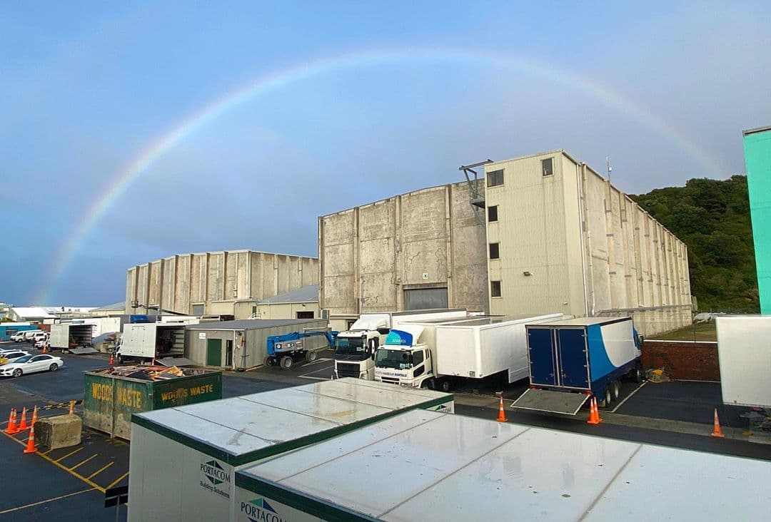 Jon Landau compartió las condiciones climatológicas de Nueva Zelanda. "El cielo de Wellington nos recibió con un hermoso arco iris en nuestro primer día de regreso en Stone Street Studio para prepararnos para las secuelas de Avatar", escribió en su Instagram recientemente.