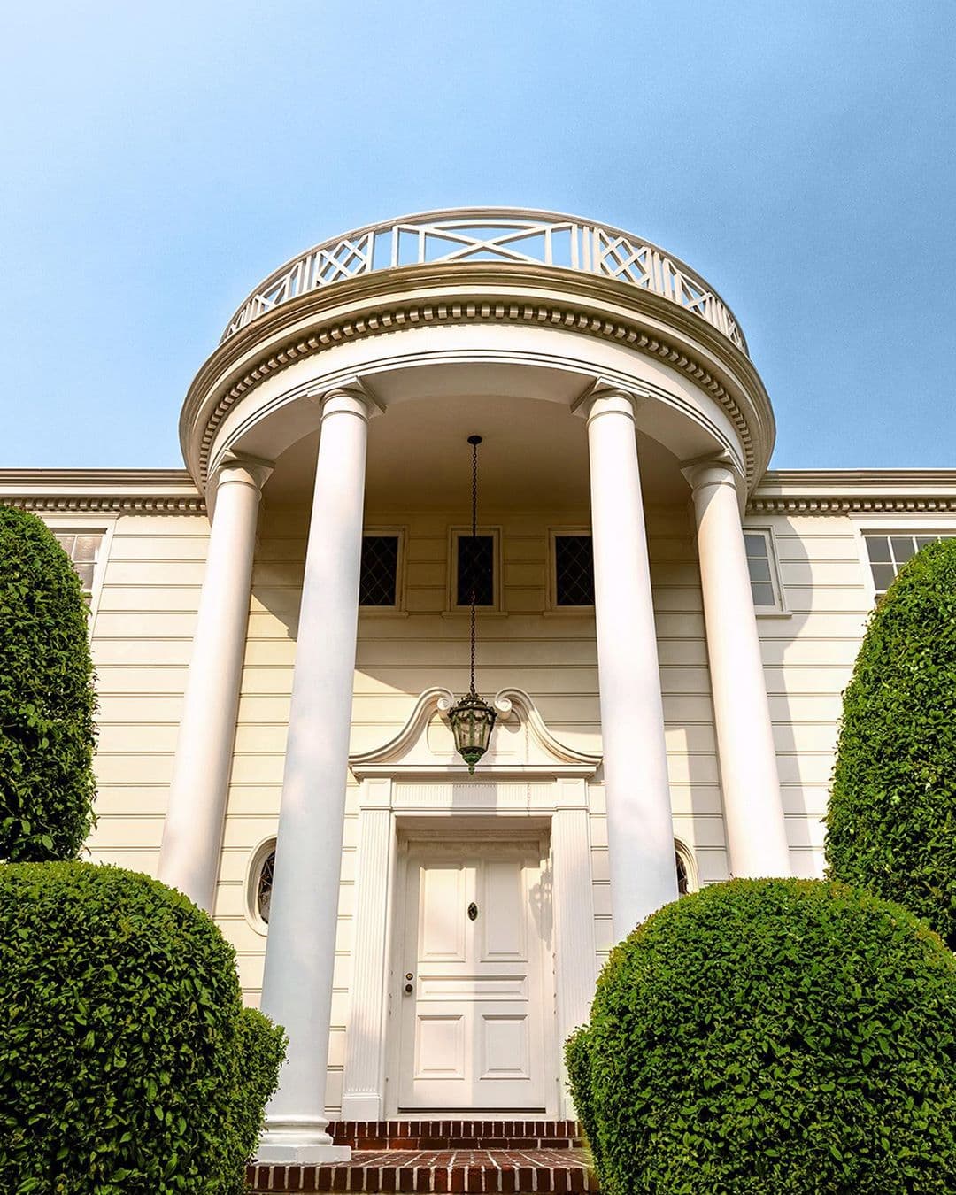 Y no solo eso, los clientes podrán utilizar la ropa del armario de Will, disfrutar de la alberca, y por supuesto, dormir en la habitación del príncipe.
<br>