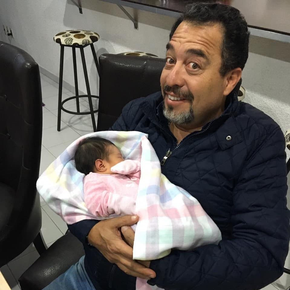 El suceso fue tan importante para la familia TELEHIT que además de Radamés, el Borrego también visitó a la bebé.