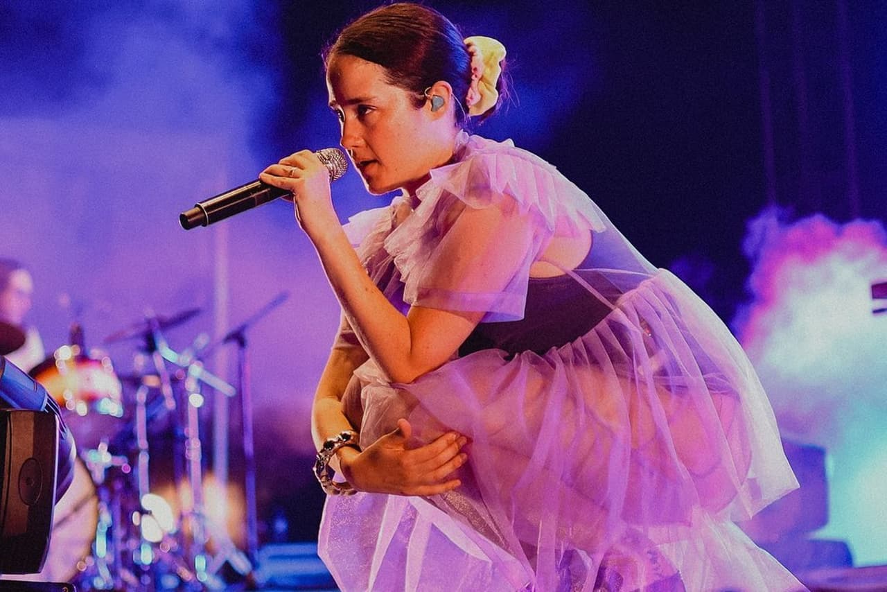 Ximena Sariñana revela cómo golpearon a un integrante de su equipo tras un concierto.