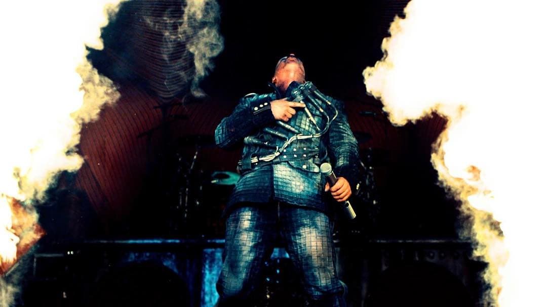 Rammstein es una de las bandas más controversiales por la manera en la que reflejan sus posturas, pero al mismo tiempo, se han convertido en un acto sumamente aclamado. El grupo se presentará en el Foro Sol el pr´óximo 27 de septiembre y recordamos algunos de sus momentos icónicos.