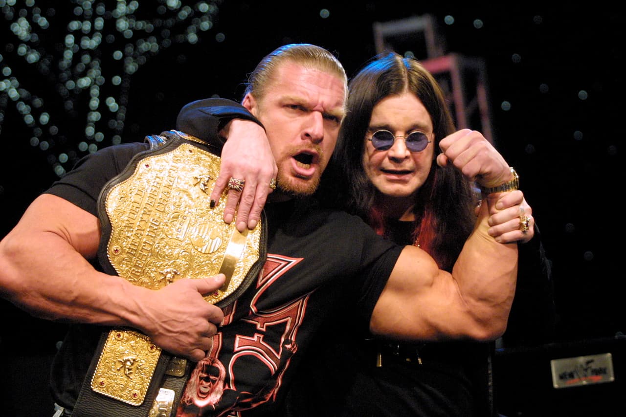 Ozzy Osbourne siempre fue un entusiasta de la lucha libre, una prueba de ello es su foto con Triple H sosteniendo el cinturón de campeón mundial.
<br>
<br>El músico dirigió a los British Bulldogs en su pelea contra The Dream Team durante la segunda de edición de Wrestlemania en 1986.