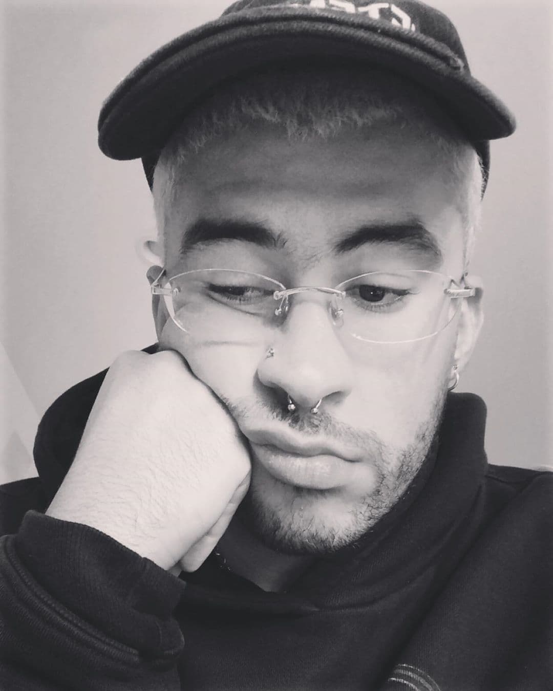 Incluso en sus fotos de "aquí todo serio, esuchando música sad y viendo por la ventana" Bad Bunny cautiva.