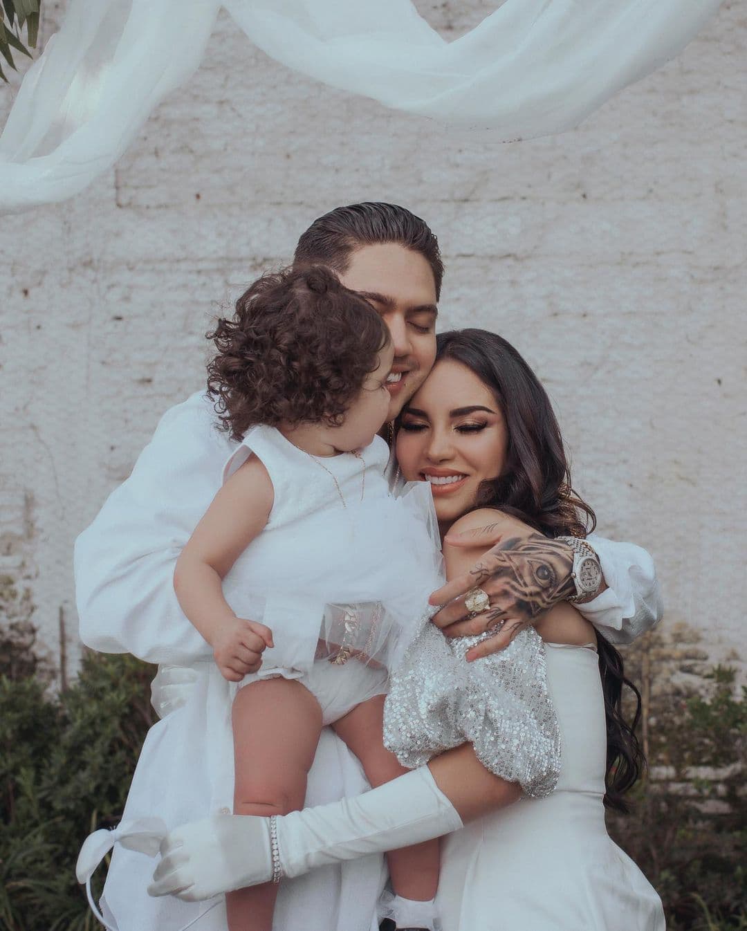 La boda se realizó en un jardín, en la que fueron acompañados de su pequeña hija, Kima. Y por lo que se puede ver, al festejo solo asistieron pocas personas.
<br>