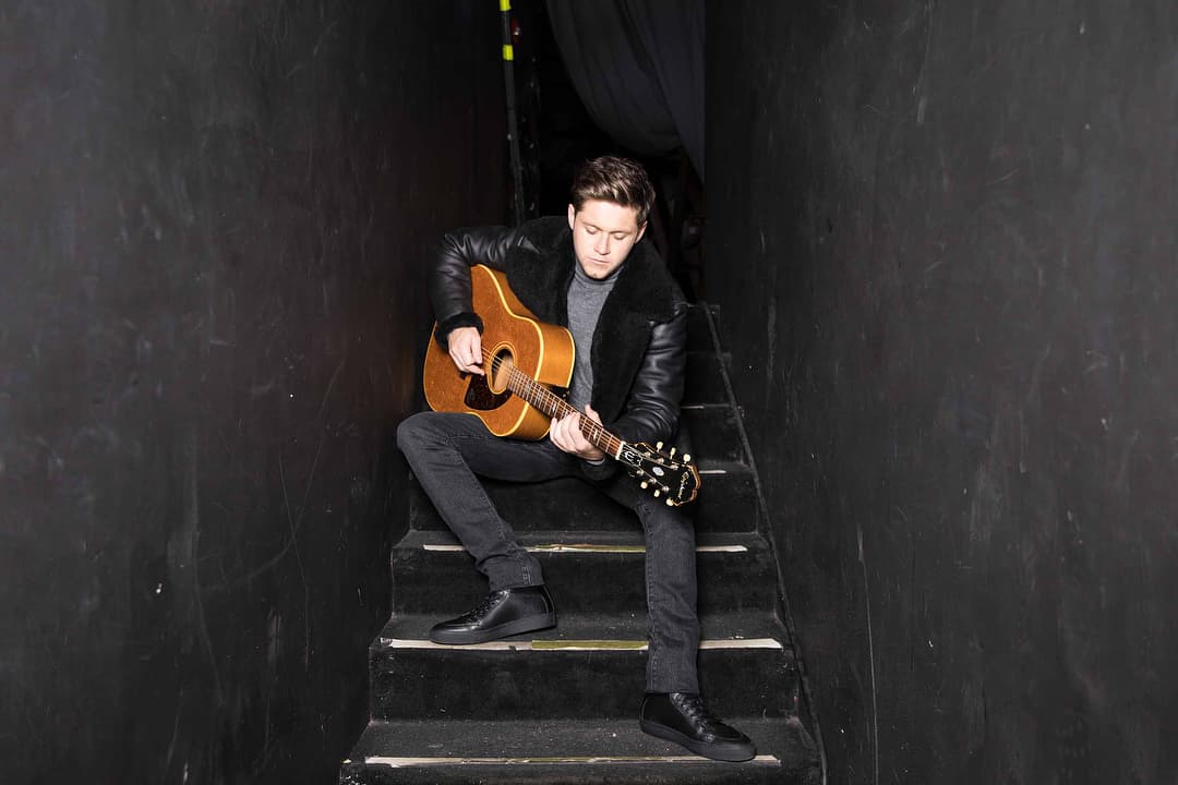 Cómo un tercer brazo; eso es la guitarra para Niall Horan.
