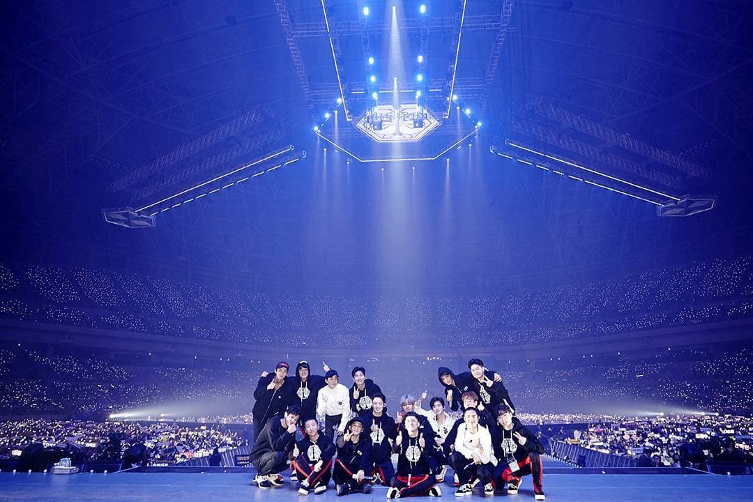 El rol de la tecnología en el K-Pop no se limita a una manera plenamente instrumental, también puede apreciarse en juegos de luces que están coordinadas con el beat de las canciones.