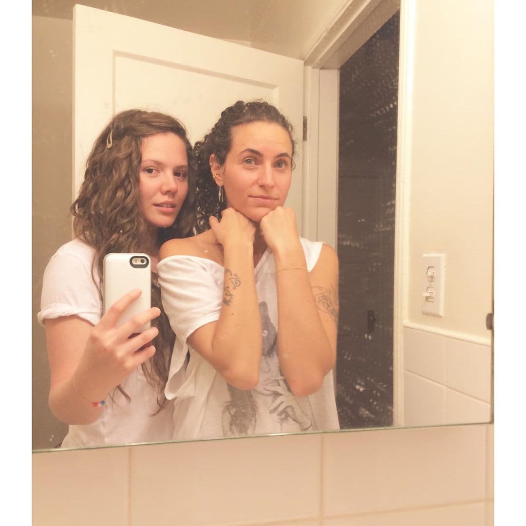 A un año de dar a conocer que estaba casada con una mujer, Joy Huerta por fin reveló la identidad de su esposa con un tierno mensaje. “Es la dueña de mis suspiros, la luz de mis ojos, fuerza, debilidad y todo lo que está bien con mi vida”, escribió la cantante el 14 de febrero, con motivo del Día del Amor y la Amistad.