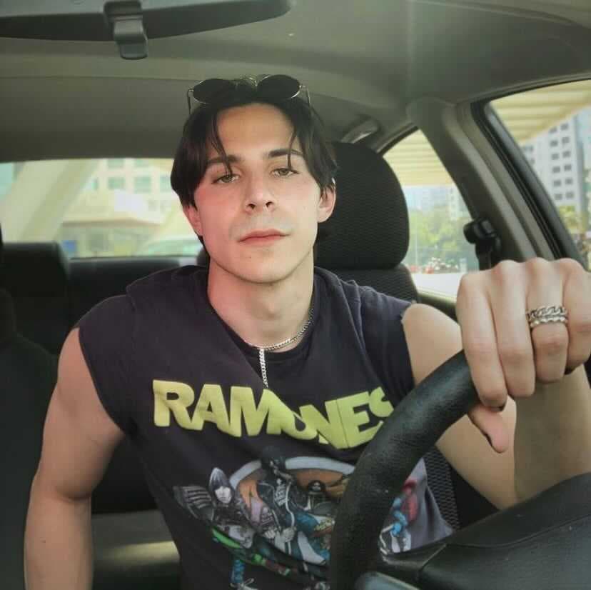 Alejandro Puente es un actor, escritor y director de cortometrajes mexicano, quien se dio a conocer por su papel de Todd Anderson en la obra mexicana adaptada de ‘La sociedad de los poetas muertos’, protagonizada por Alfonso Herrera.
<br>