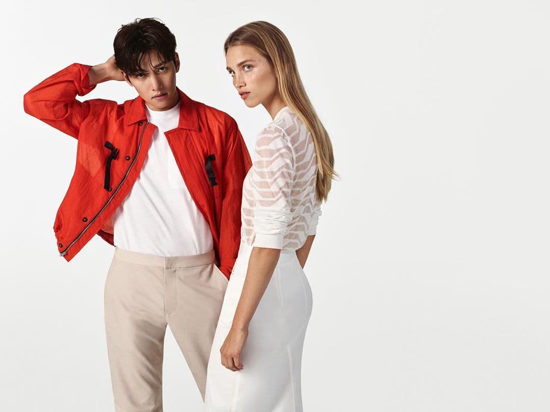 En ella Ji Chang Wook aparece con una chamarra, una playera blanca, un pantalón de vestir y calzando unos botines de tacón.