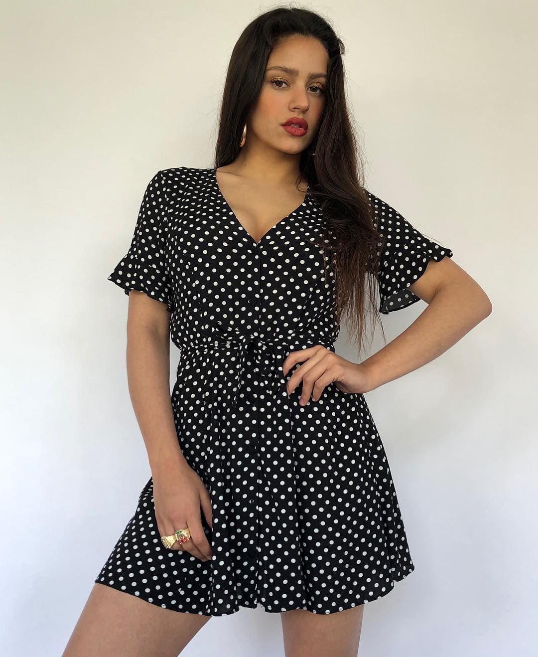 En el área del maquillaje, la catalana ha demostrado que siempre menos, es más, usando toques más sobrios, con sombra y labiales clásicos como nude o rojo carmín.