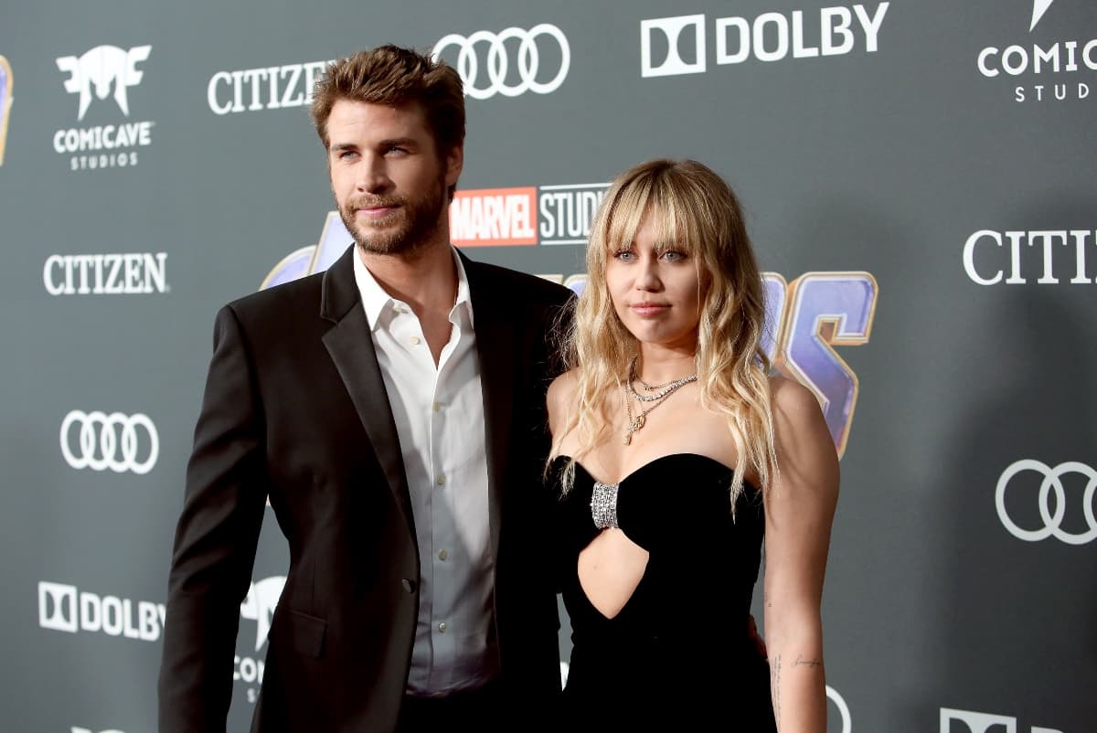Miley Cyrus y Liam Hemsworth en un evento