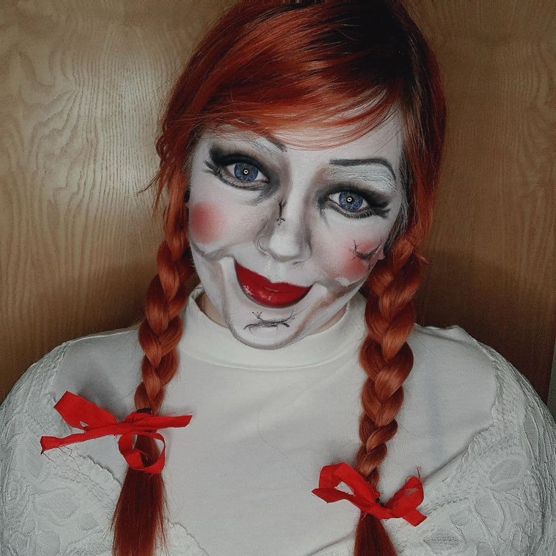 ¿Se acuerdan cuando todos pensaron que Annabelle se había escapado? Gracias a eso la muñeca volvió a ganar popularidad en este 2020 y hemos podido ver cosplays buenísimos del personaje de las películas de 'El Conjuro'.