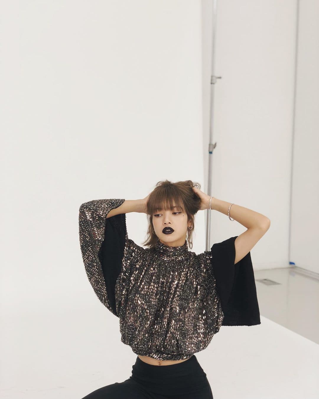 Lisa, cuyo nombre original era Pranpriya ManobanPranpriya Manoban y luego lo cambió a Lalisa, demuestra su estilo e impone cuando rapea o baila. Sus movimientos y rimas son capaces de impactar a cualquiera, pero sobre todo a los BLINKS, nombre que recibe el fandom de BLACKPINK.