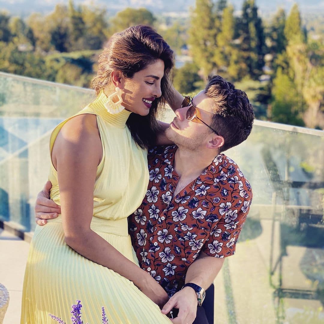 Por otra parte, Nick Jonas y Priyanka Chopra mantienen una relación muy estable desde que conocieron, y han demostrado que los diez años que le lleva ella al cantante, no han sido un obstáculo. 
<br>