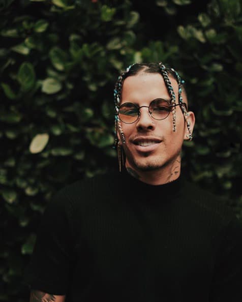 Rauw Alejandro llega desde Puerto Rico hasta el escenario principal para interpretar canciones como "Una noche" y "Fantasías".