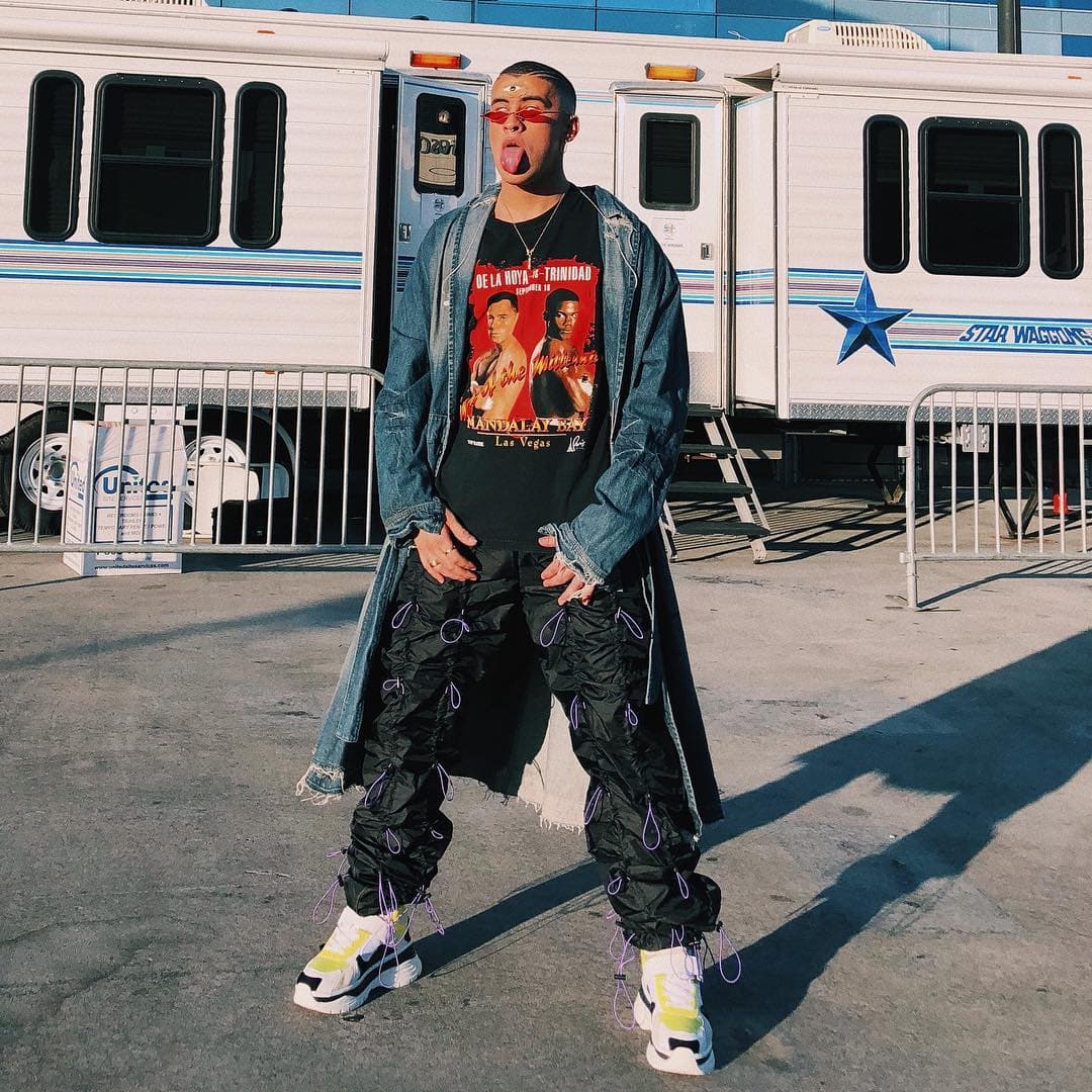 Ademas, Benito no solo ha enamorado a sus seguidores con su manera de vestir, no, la forma en la que escribe, canta y hasta como tuitea, también son características que ponen a más de uno bastante malito.