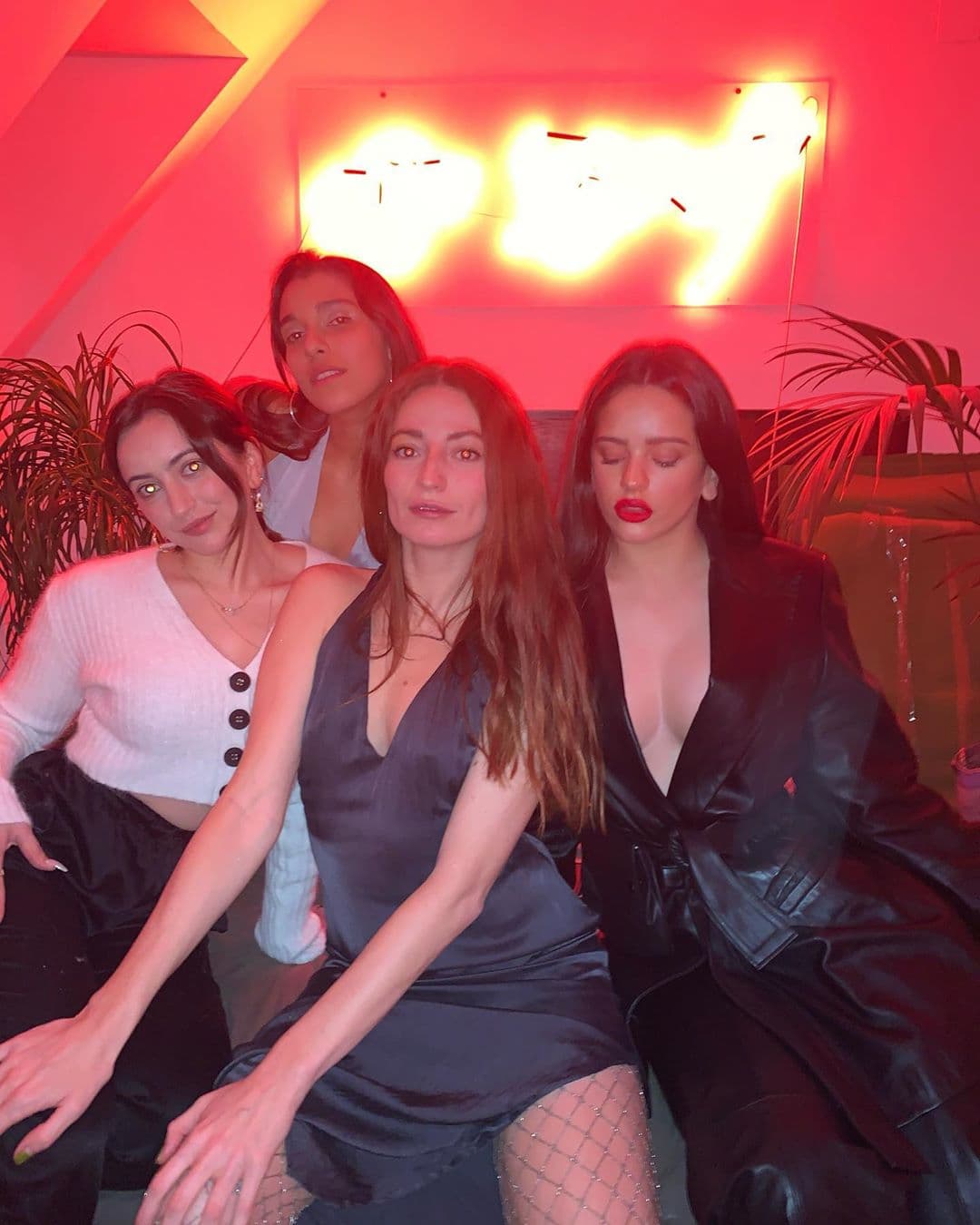 La intérprete de “Con Altura” celebró la llegada del 2020 junto a su hermana, Pilar Vila Tobella, con la cual compartió una serie de fotos para mostrar la increíble fiesta que armaron.