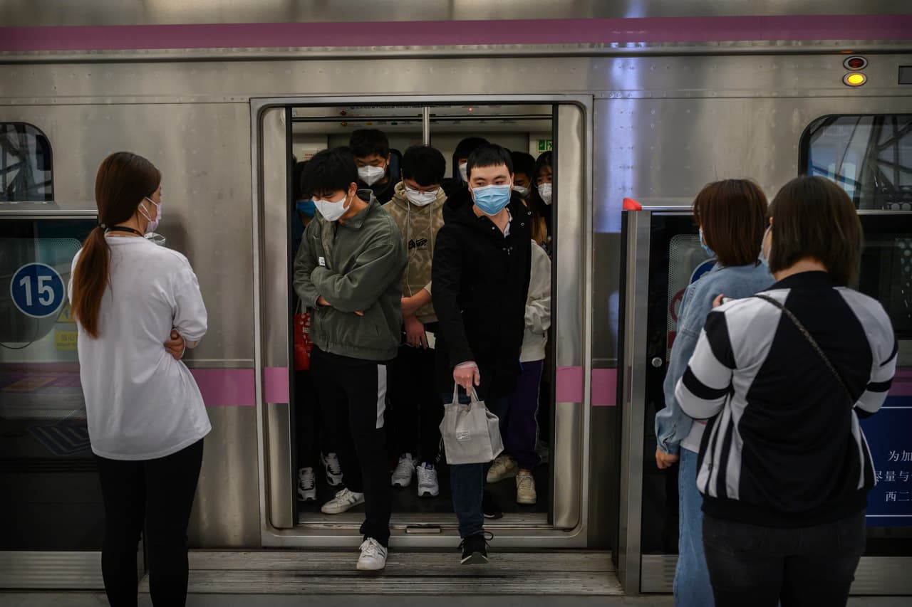 Incluso el metro es una zona cuidada entre los ciudadanos, quienes demuestran que quieren evitar a toda costa regresar al confinamiento en el que se encontraban.