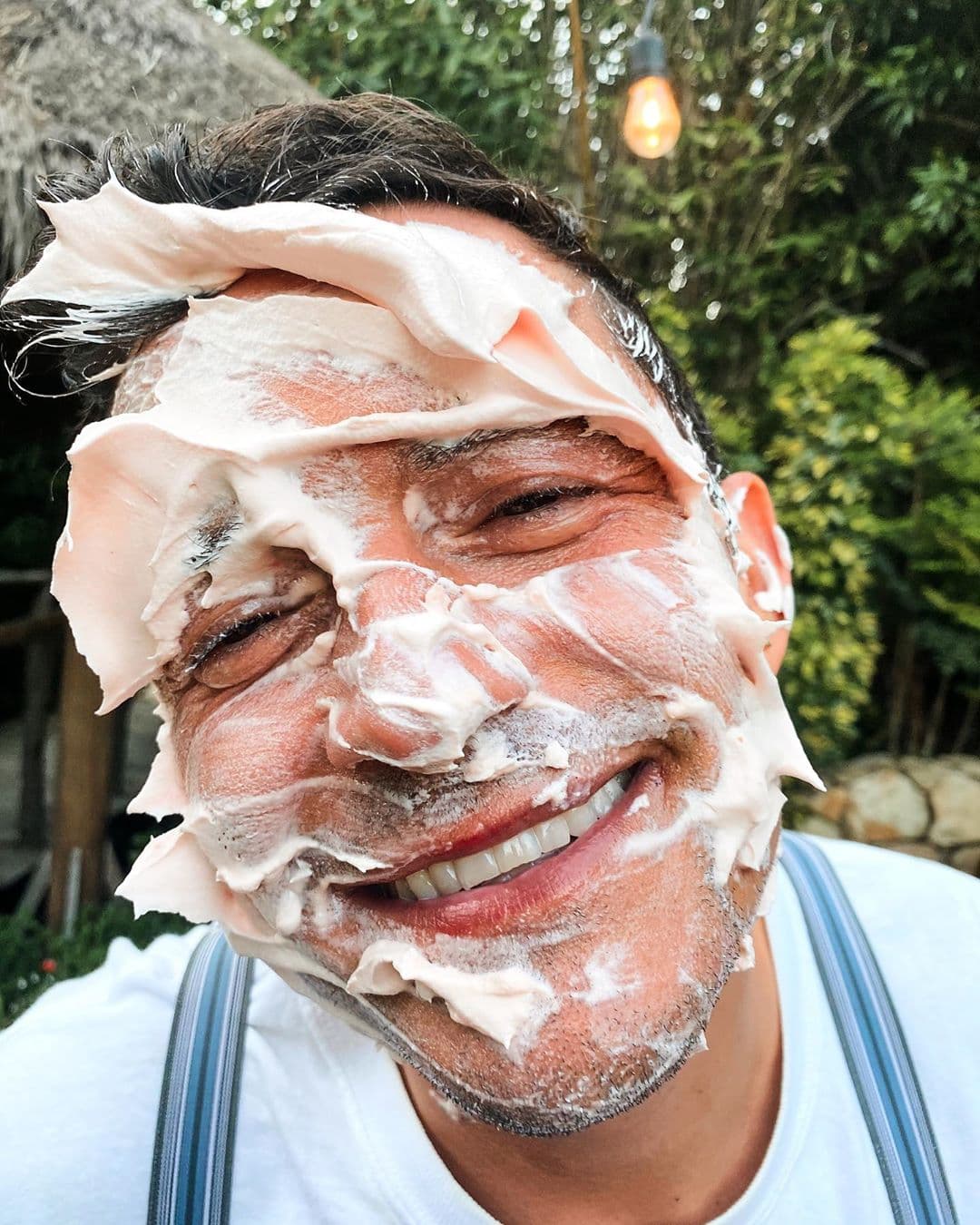 La intérprete anunció a través de una divertida foto de Orlando Bloom embarrado de crema para anunciar que su bebé será una niña.