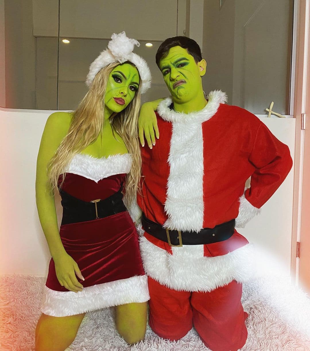 Para la sorpresa de muchos, la pareja decidió disfrazarse de Grinch para la Navidad, con todo y pintura verde por todo su cuerpo. "Señor y señora Grinch", expresó Eleonora Pons Maronese, nombre real de la artista que conquistó a Guaynaa.
