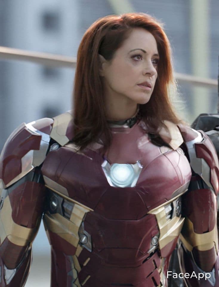 He aquí a Robert Downey Jr. como ¿Antonia..? O, tal vez... ¡Tina! Sí, sería Tina Stark, la mismísima Iron Woman.