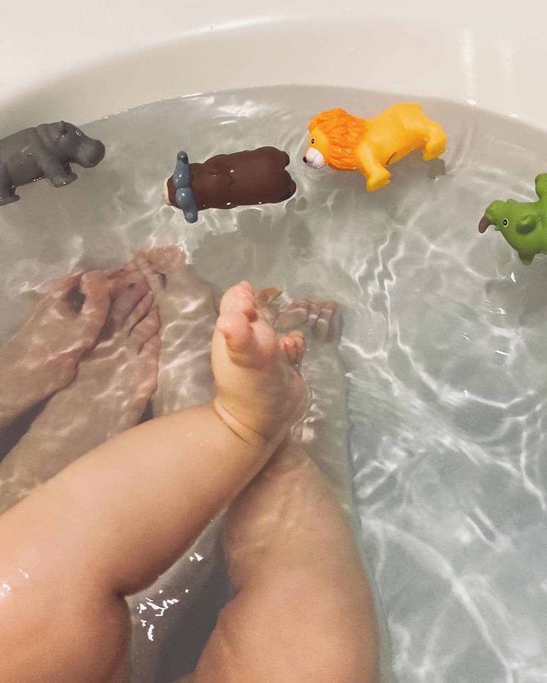 El 2020 lo recibió en familia, donde compartió con sus fans que se dedicó a relajarse y disfrutar de tiempo en familia, junto a su bebé y esposa, Diana Atri.