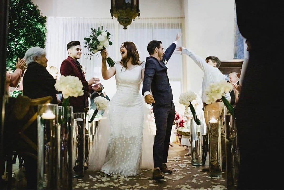 Aunque había rumores de su compromiso, la noticia tomó por sorpresa a los seguidores de la cantante, pues fue ella misma quien reveló que se había casado en secreto a través de su cuenta de Instagram.