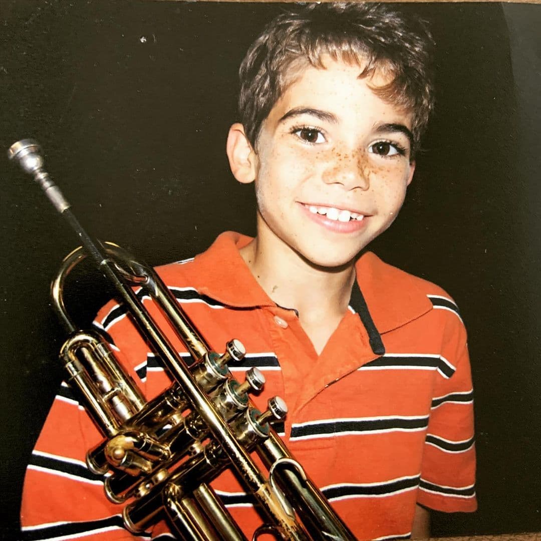 Pese a que probó diferentes instrumentos y desde que era niño demostró su gusto por crear música, Cameron Boyce tenía un don natura en la guitarra, de acuerdo a su padre.
<br>
<br>“Fue autodidacta y tocó con el corazón. Tocaba durante horas, no porque quisiera hacer un gran espectáculo, sino porque realmente amaba la música”, contó en una de las fotos que compartió en su cuenta de Instagram.
<br>