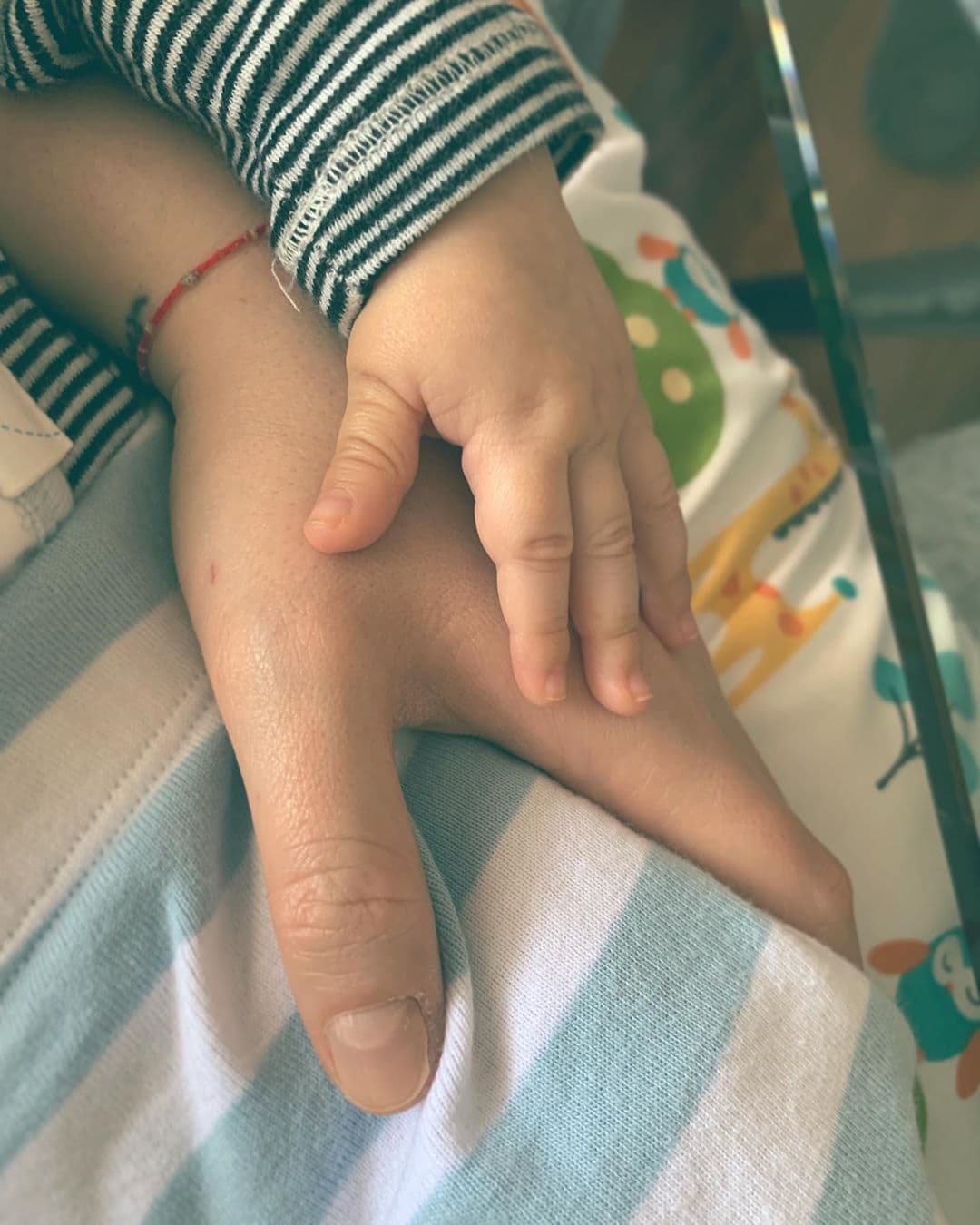 El amor que una madre tiene hacia su hija es incomparable y esas manitas lo saben.