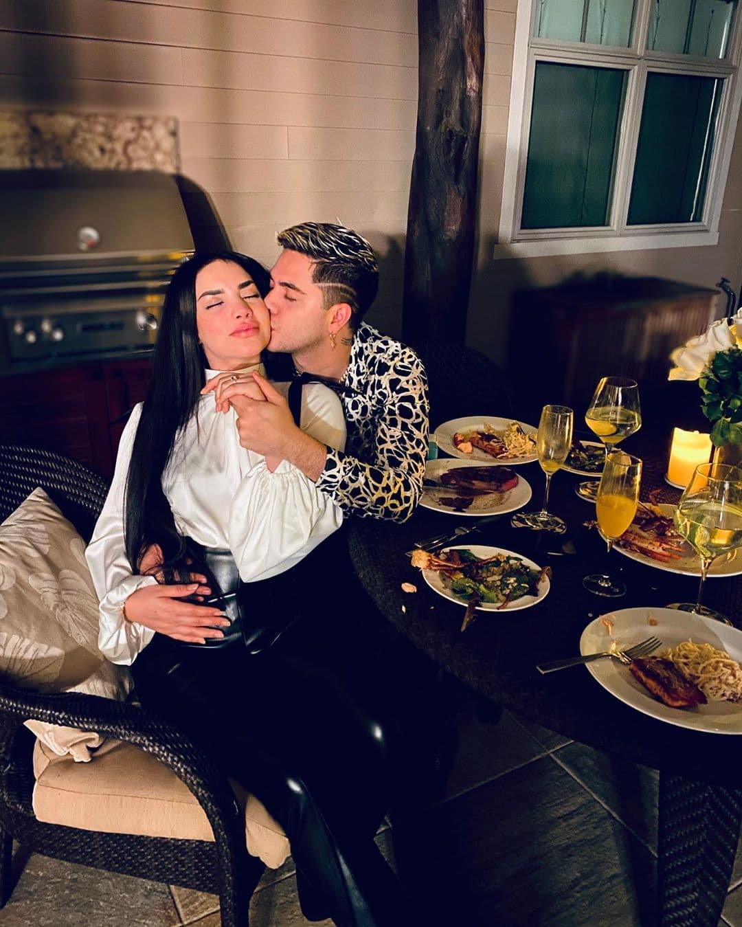 Este fin de semana, Juan de Dios Pantoja, conocido como JD Pantoja, se volvió tendencia en redes sociales por acusaciones que aseguraban que le había sido infiel a Kimberly Loaiza, esposa y madre de su hija. Fue Lizbeth Rodríguez, conductora de “Exponiendo Infieles”, quien dio a conocer el drama del Youtuber. Pero, ¿quienes son exactamente y por qué se hicieron virales?