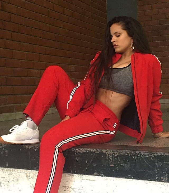 Poco a poco, la cantante y compositora fue compartiendo looks en los que presumía parte de su guardarropa, integrado por prendas de marcas como Louis Vuitton, Mugler, Balenciaga, Prada, entre otras.