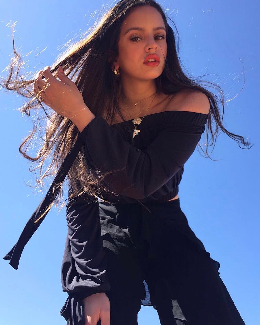 A diferencia de sus contemporáneas en la música pop como Dua Lipa o Hasley, Rosalía jamás ha dado un paso adelante en cuestión de experimentar con su color de cabello, por lo que su melena castaña ha permanecido intacta a través de los últimos años.