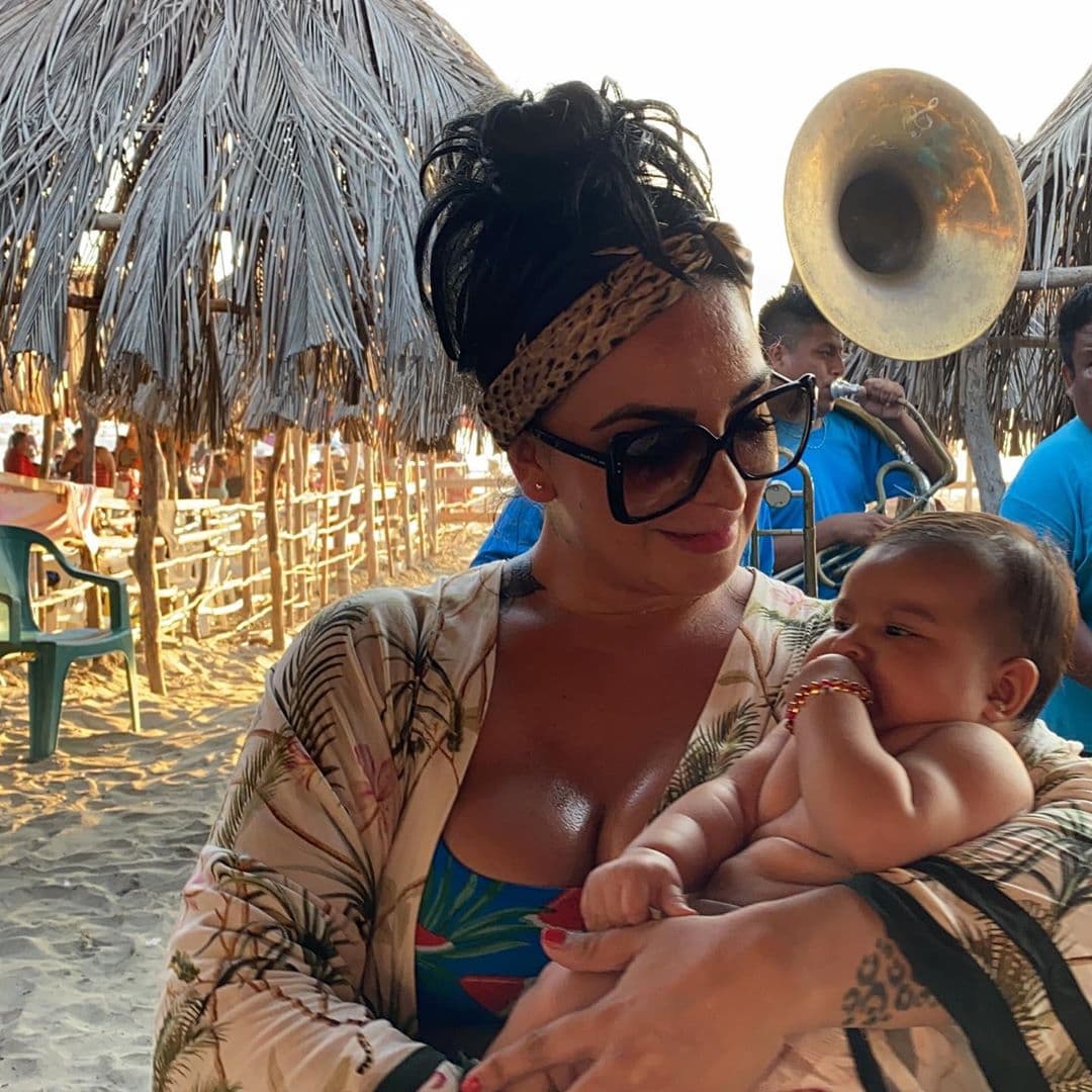 La conductora de Telehit disfrutó del descanso decembrino en la playa, junto a su bebé, con quien compartió una serie de tiernas fotos.