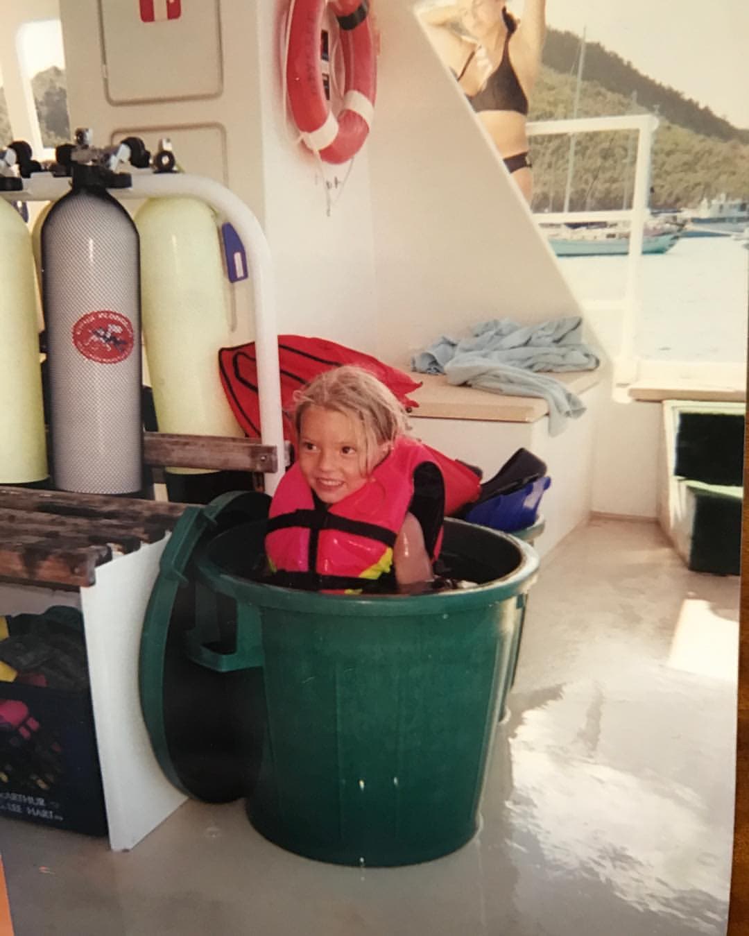 Fue hasta los seis años cuando se estableció en Londres y comenzó a aprender inglés. Estudió en el colegió Hill House.